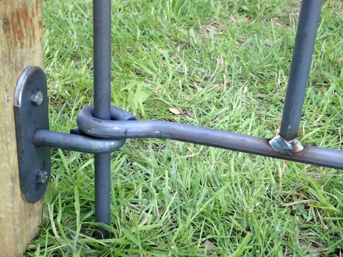 Steckzaun Vienna mit Wandhalter Eisen roh (roset) und Endstab auf Holzpfosten montiert