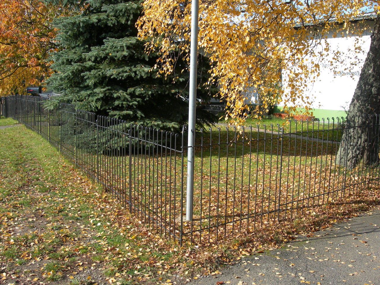 Grundstücksabsicherung mit dem Gartenzaun zum Stecken