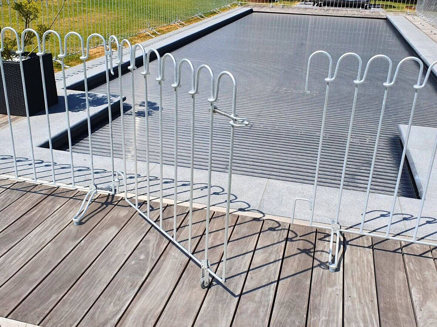 Poolzaun Poolfix Tuer in Eisen feuerverzinkt