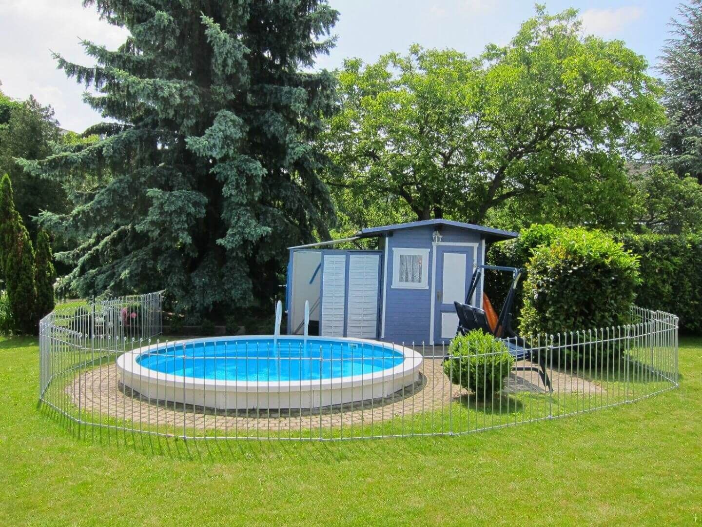 Poolumzaeunung mit dem Gartenzaun Graz 115 feuerverzinkt