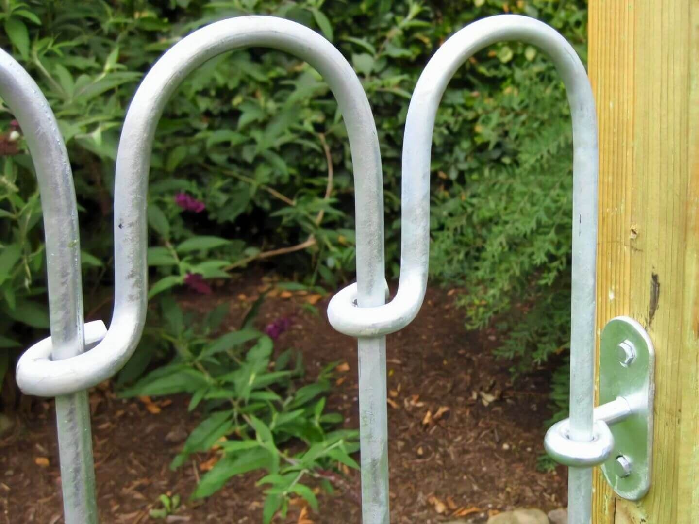 Steckzaun Vienna mit Wandhalter feuerverzinkt auf Holzpfosten montiert