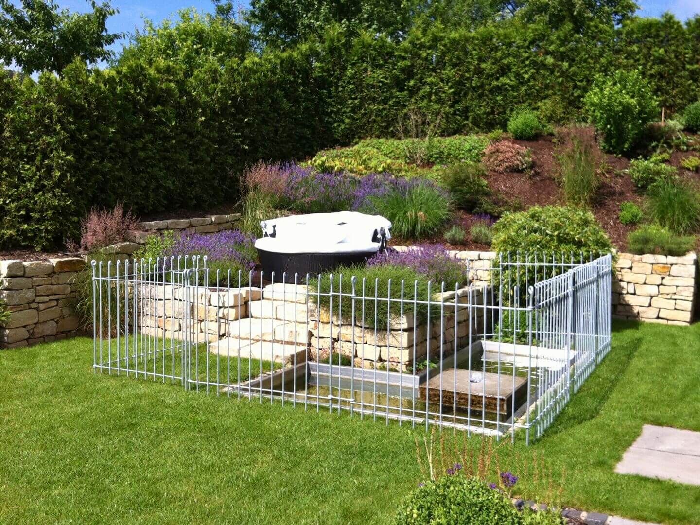 Teichabsicherung mit dem Hundezaun Graz 115 in feuerverzinkt