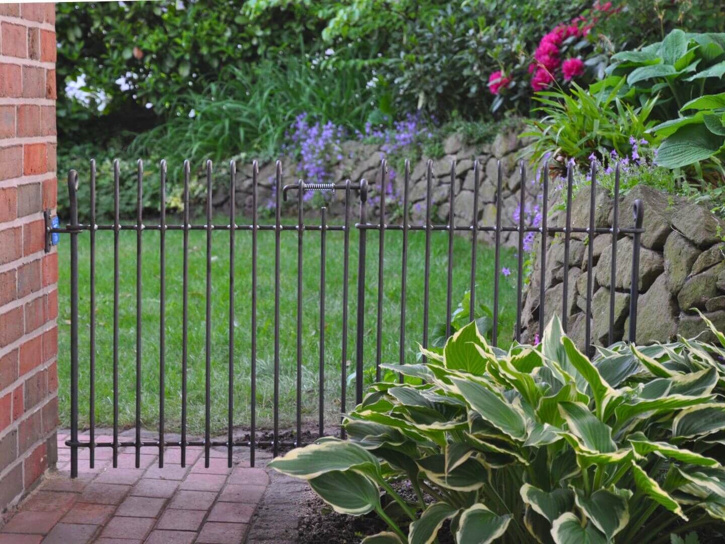 Gartentuer Graz 80 engmaschig in Eisen roh an der Wand montiert Gartentuer Graz 80 engmaschig in Eisen roh an der Wand montiert