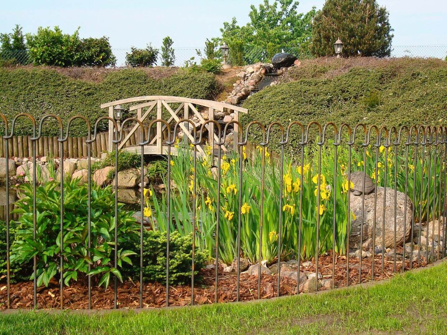 Blumenbeetumzaeunung mit dem Steckzaun Vienna 100 roh