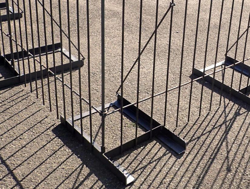 zaunstuetze-mit-diagonalstreben_2 Boden-Ständer mit Rohr rechts (für Ecken, Enden an der Mauer, Tür oder sehr schmale Zaunelemente).