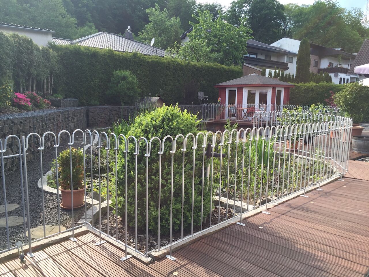 Terrassenelement in Eisen feuerverzinkt zur Absicherung einer Holzterrasse