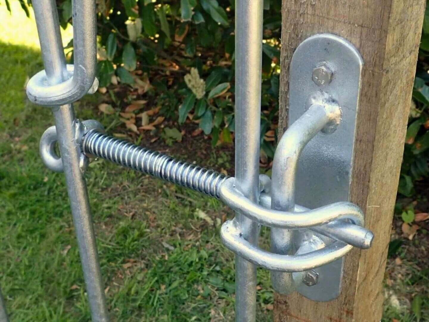 Frontal am Pfosten montierter Riegel-Wandhalter fuer die Tuer Poolfix in Eisen feuerverzinkt Frontal am Pfosten montierter Riegel-Wandhalter fuer die Tuer Poolfix in Eisen feuerverzinkt