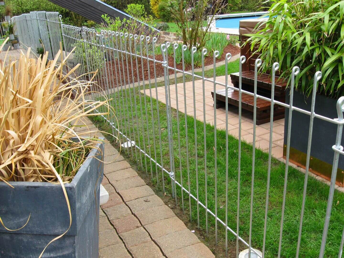 Poolbereich einzaeunen mit dem Gartenzaun Graz 115 feuerverzinkt