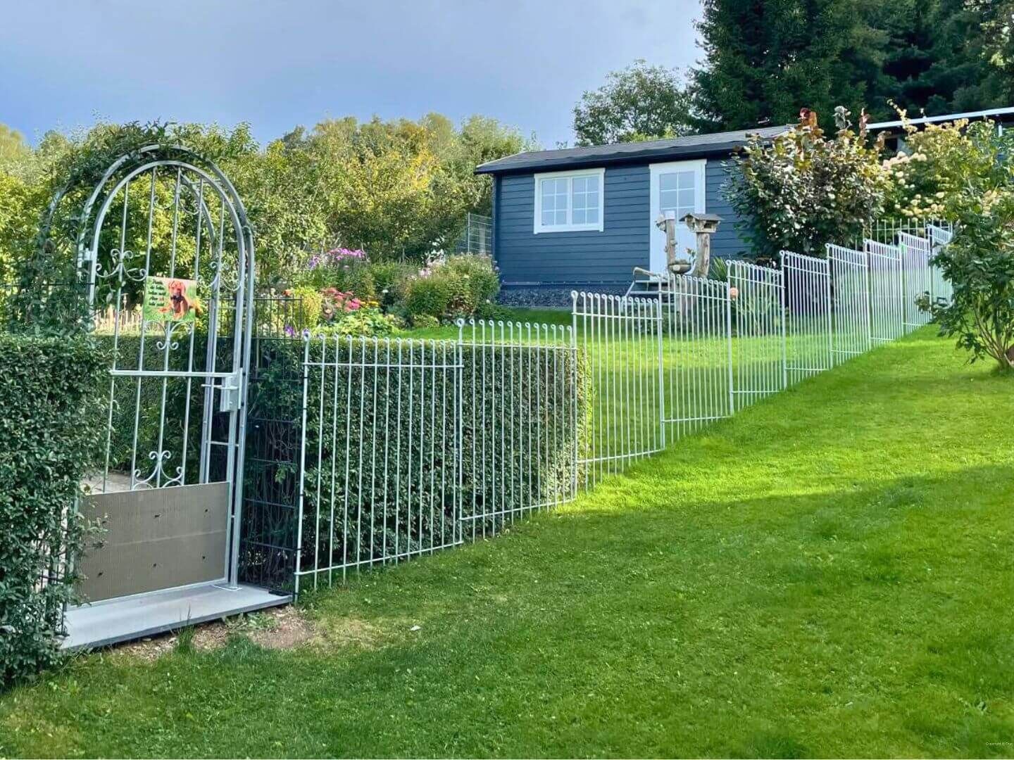 Graz Höhe 80 cm - Gartenzaun / Hundezaun Gartenzaun Graz 145 feuerverzinkt auf Hanglage montiert