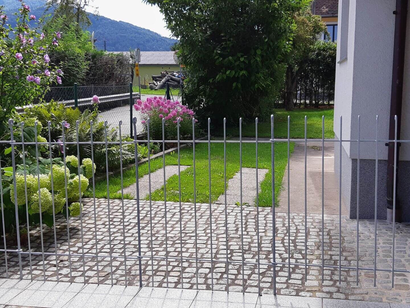 Gartenzaun Graz 115 feuerverzinkt als Grundstueckszaun Gartenzaun Graz 115 feuerverzinkt als Grundstueckszaun