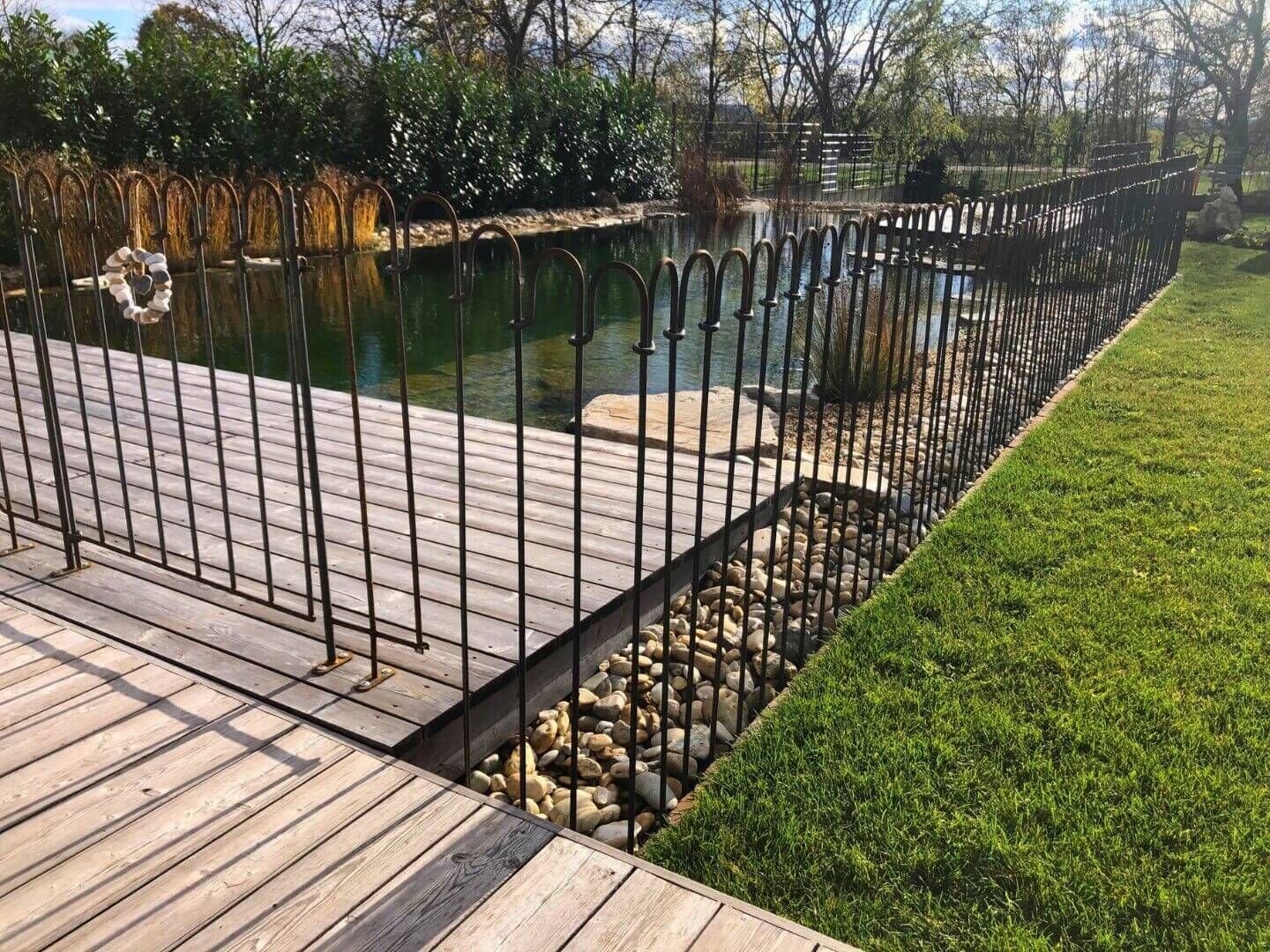 Schwimmteicheinzaeunung mit den Terrassenelementen Vienna 100 und Steckzaun Vienna 120 in Eisen roh