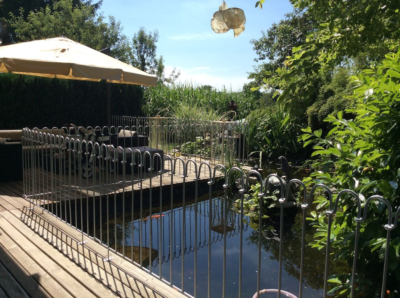 Terrassenelemente auf Holzterrasse zur Absicherung eines Teichs