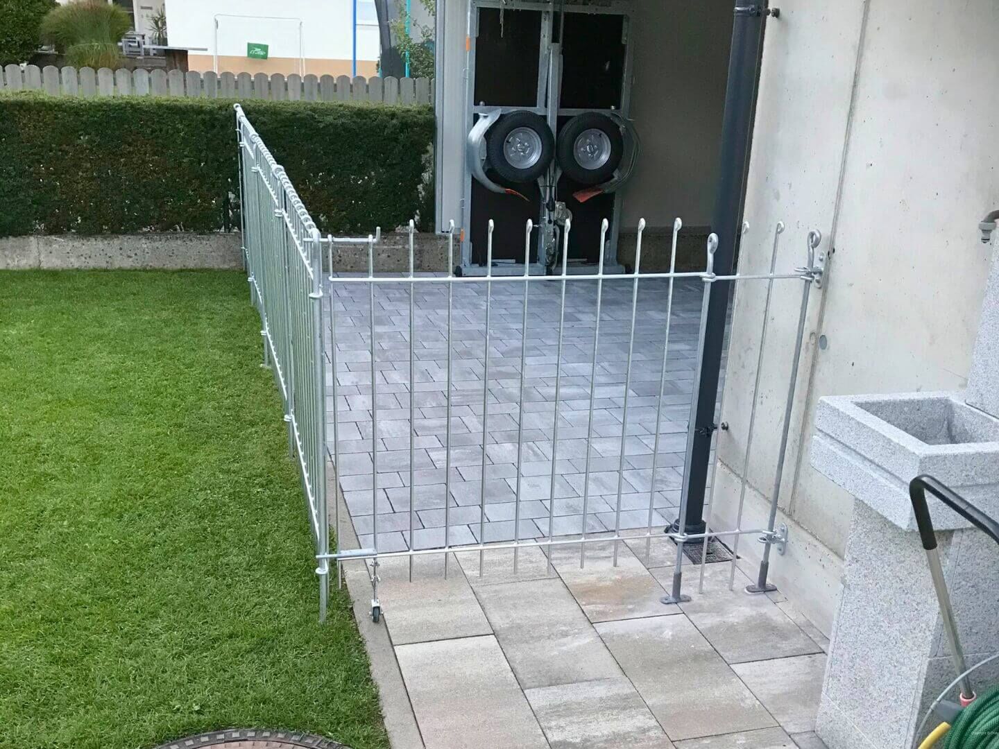 Gartenzaun Graz 115 feuerverzinkt mit Tuer als Abgrenzung von Garten zur Garage Gartenzaun Graz 115 feuerverzinkt mit Tuer als Abgrenzung von Garten zur Garage