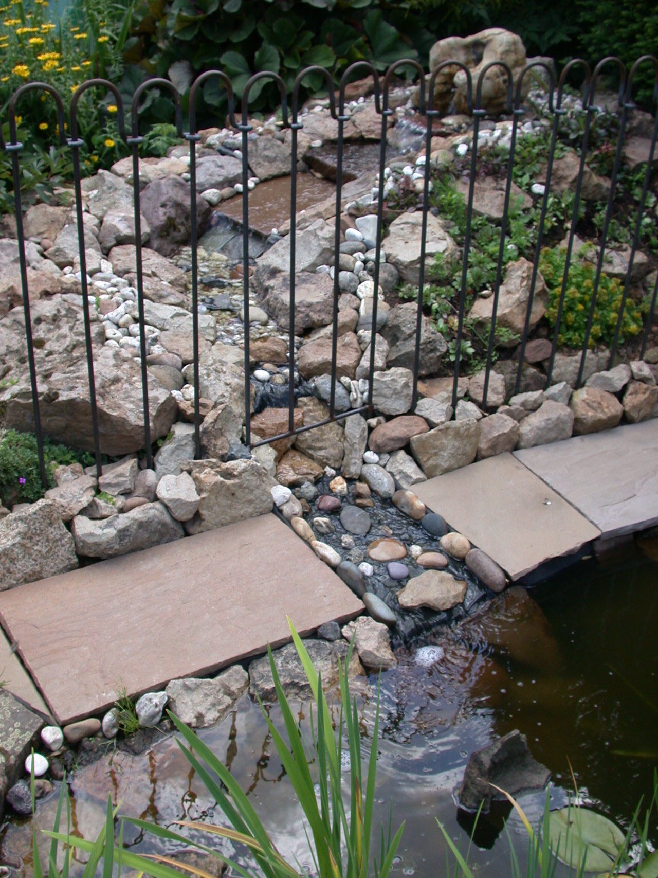 bachlaufelement_vienna100_roh Bachlaufelement über Steinen