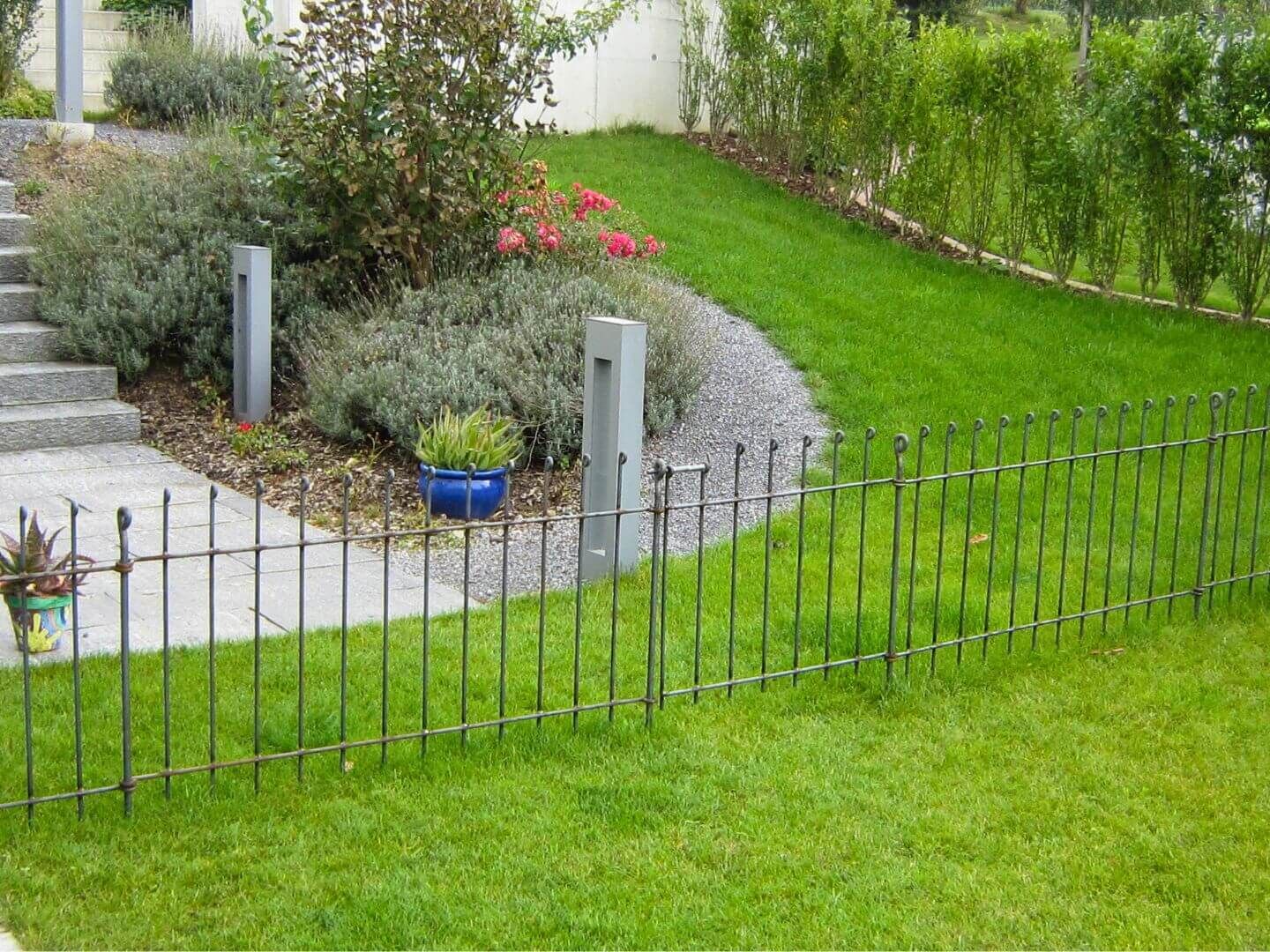 Gartenabtrennung mit dem flexiblen Gartenzaun Graz 80 in Eisen roh Gartenabtrennung mit dem flexiblen Gartenzaun Graz 80 in Eisen roh