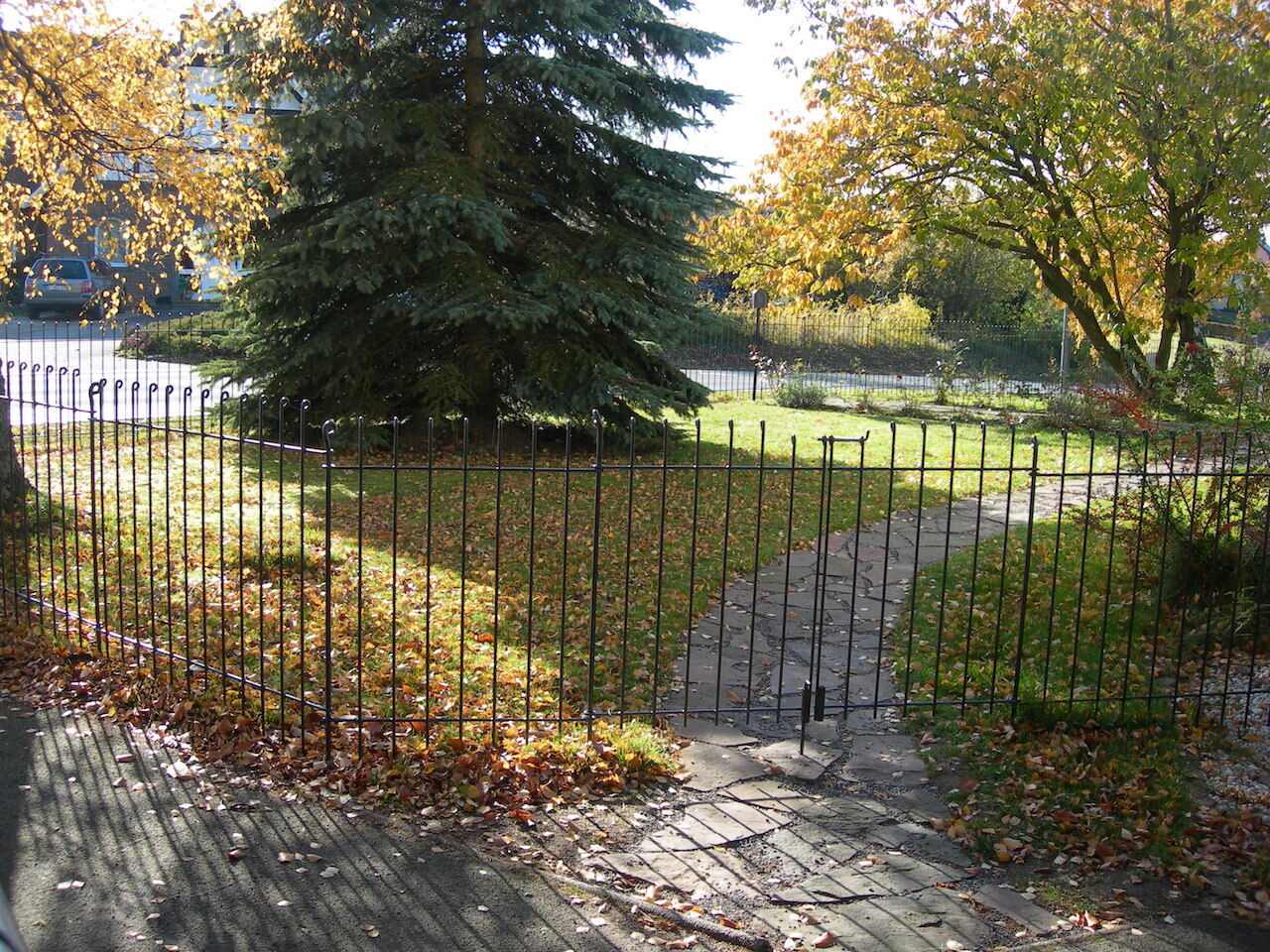 Grundstücksabsicherung mit dem Gartenzaun zum Stecken