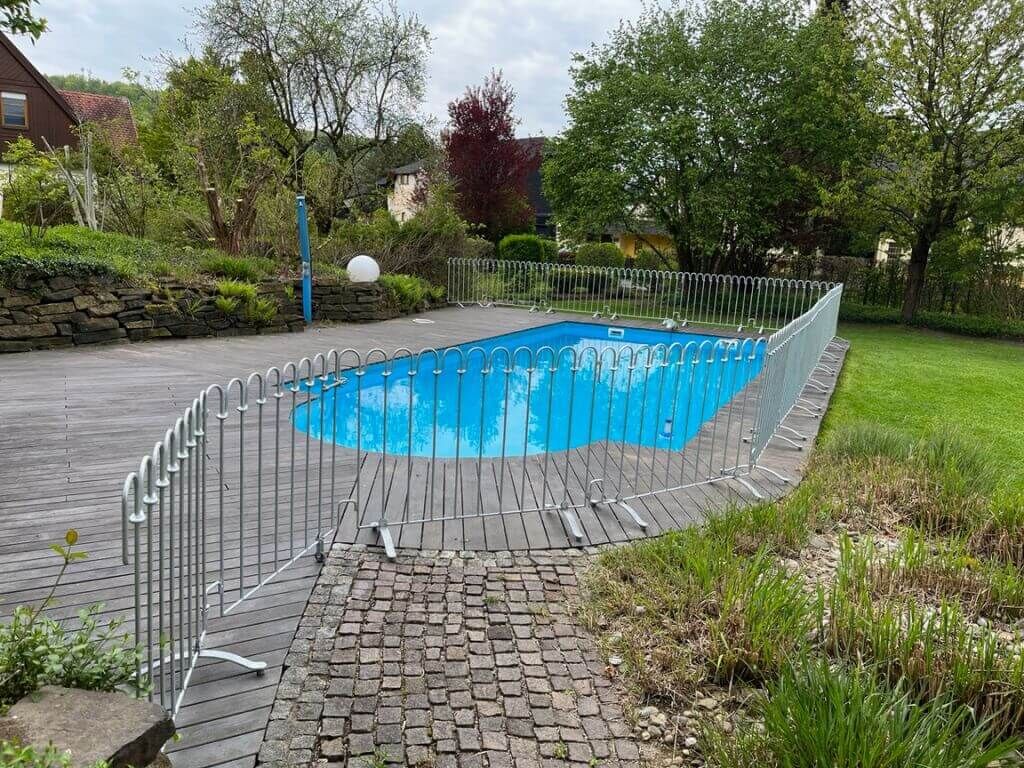 Stellzaun Poolfix zur Absicherung eines Pools (Poolzaun)