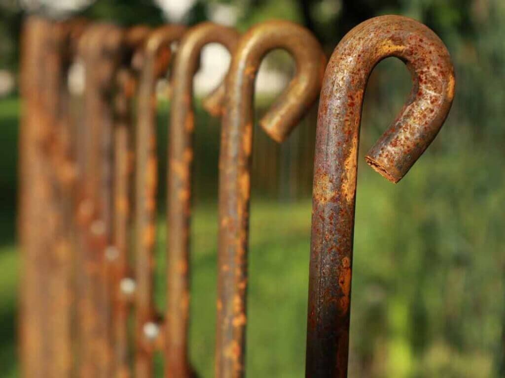 Gartenzaun in Eisen roh (Oberflaeche rostet) Gartenzaun in Eisen roh (Oberflaeche rostet)