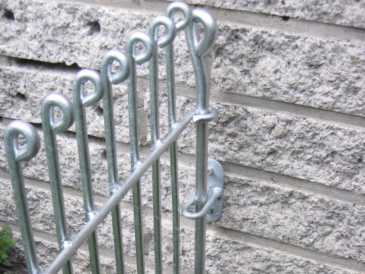 Wandhalter fuer den Zaun Graz in Eisen feuerverzinkt