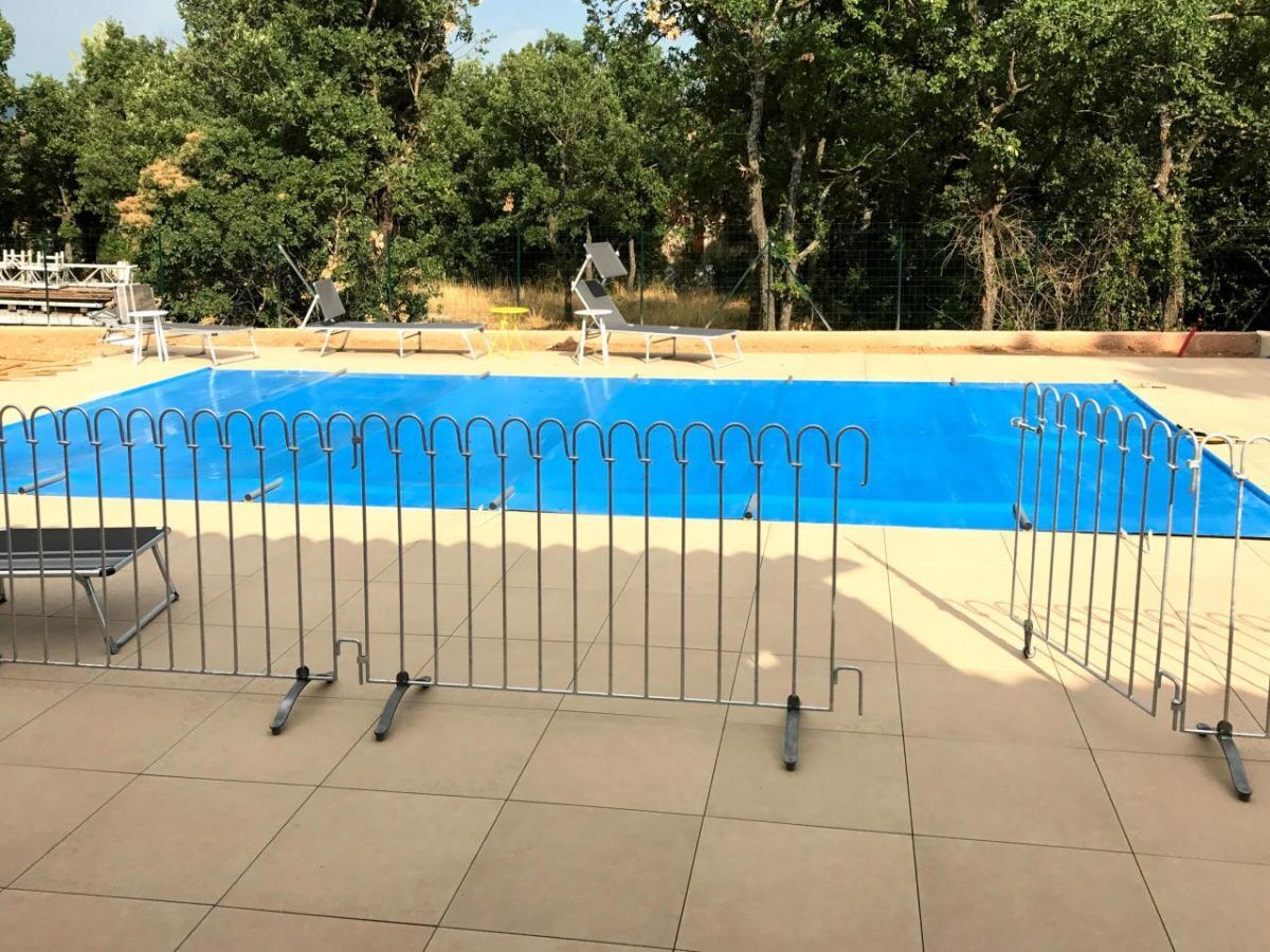 Poolzaun Poolfix-100 in Eisen feuerverzinkt zur Absicherung eines Pools