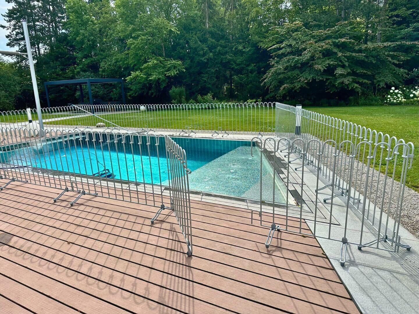 Poolabsicherung mit dem Stellzaun Poolfix Poolabsicherung mit dem Stellzaun Poolfix