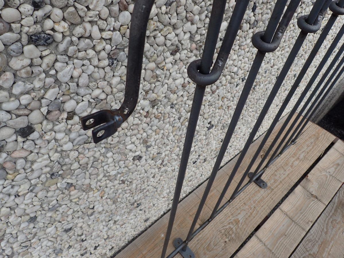 terrassenelement-mit-oberer-klemme-zur-zaunanbindung-3-1200x900