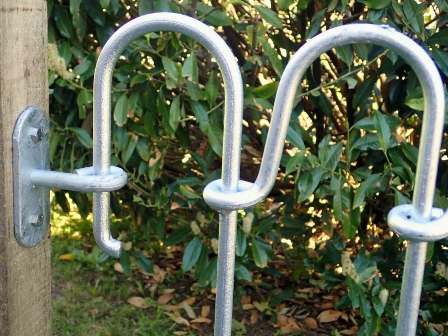 Wandhalter fuer Poolzaun Poolfix - oberen eingehaengt