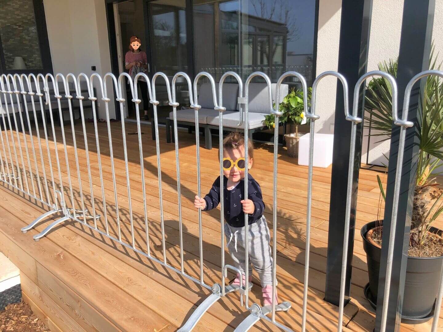 mobiler Stellzaun mit Standfuessen zur Absicherung eines Pools