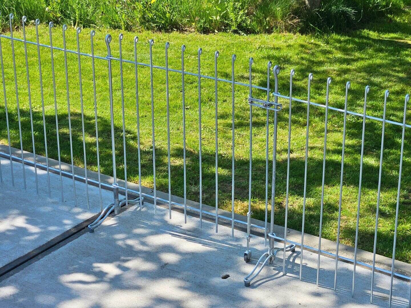 Gartenzaun Graz mit Tür auf Standfuessen zum hinstellen