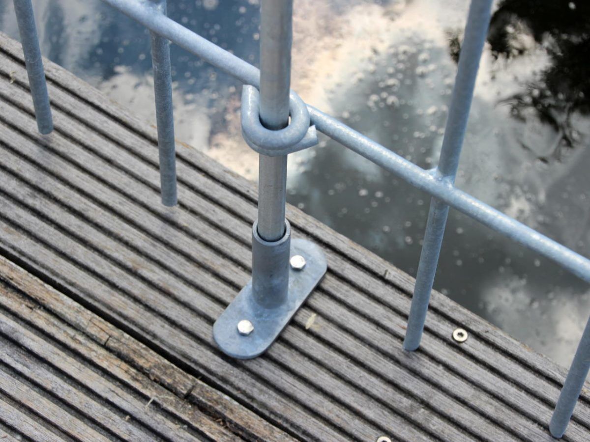 terrassen_aufschraub_platte_zaun_graz_1 Terrassenaufschraubplatte Graz in Eisen feuerverzinkt auf einem Teichsteg