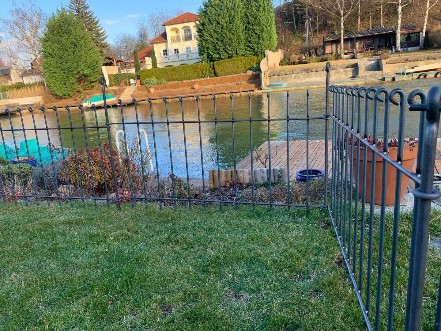 Grundstueckseinzaeunung mit dem Hundezaun Graz 80 in Eisen roh