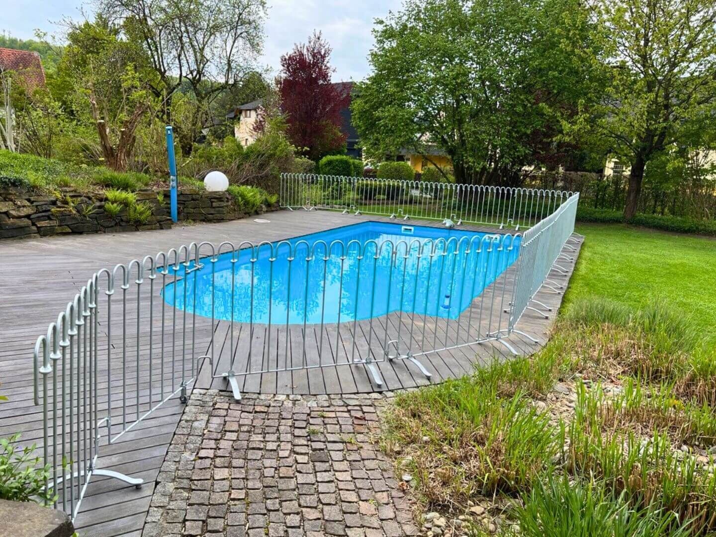 flexibler Poolzaun mit Standfuessen - Stellzaun Poolfix Eisen feuerverzinkt