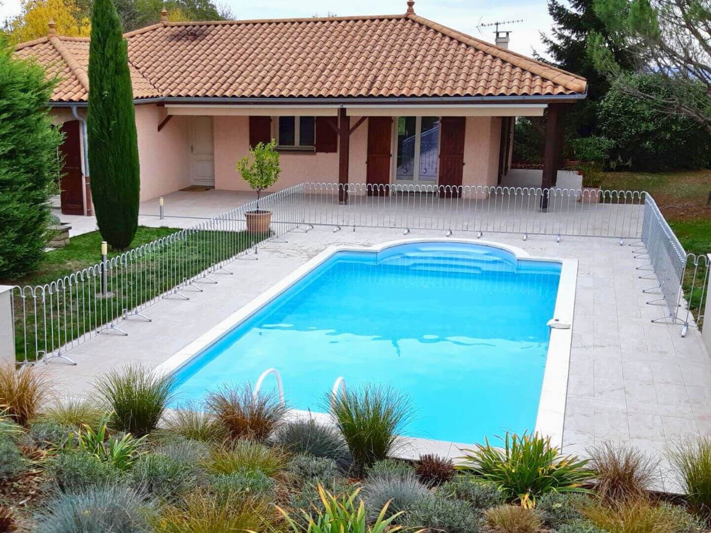 Stellzaun Poolfix als Poolumzauenung - mediterrane Villa Stellzaun Poolfix als Poolumzauenung - mediterrane Villa