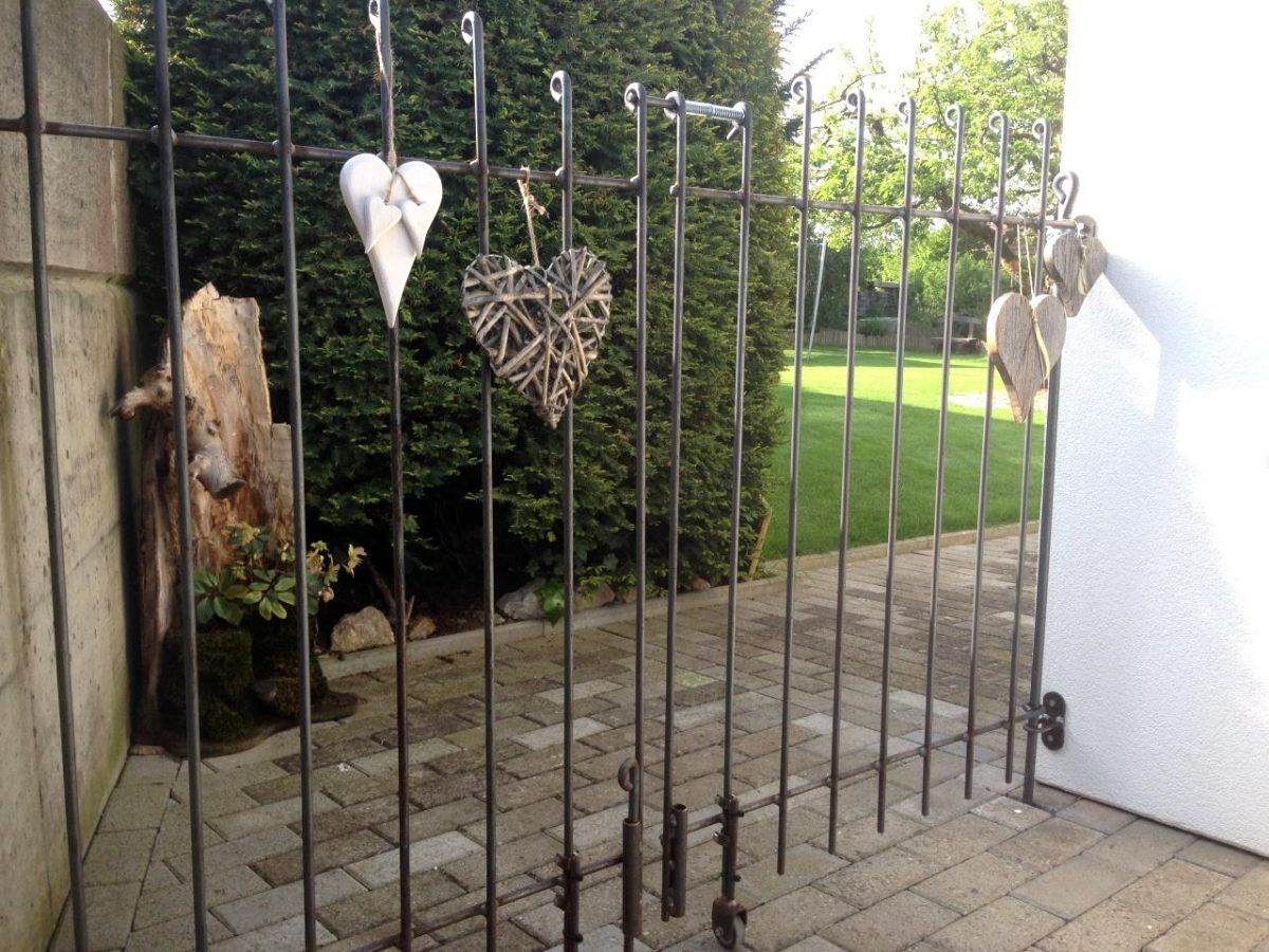 hundezaun_graz_doppelfluegeltuer_2 Doppelflügelige Tür mit Bodenrollen in Eisen roh normaler Stababstand