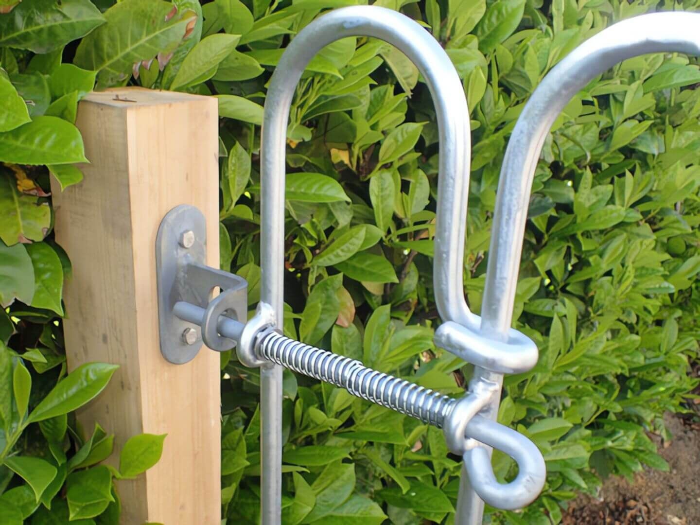 Riegel-Wandhalter der an einem Holzpfosten montiert wurde - eingerasteter Federriegel der Tuer Vienna Riegel-Wandhalter der an einem Holzpfosten montiert wurde - eingerasteter Federriegel der Tuer Vienna