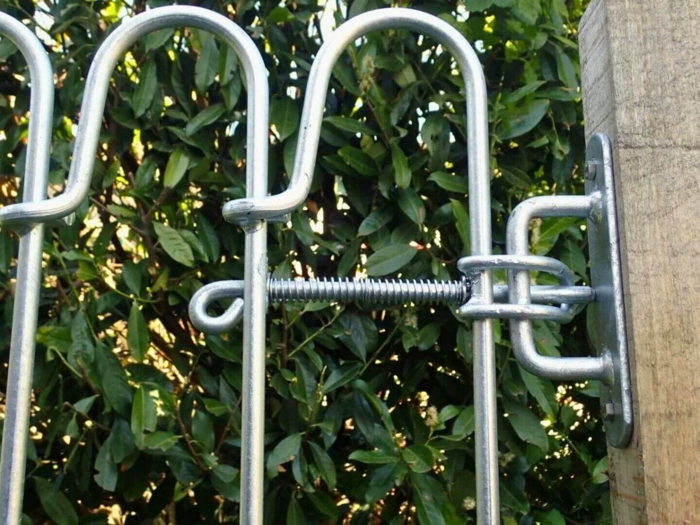 Seitlich am Pfosten montierter Riegel-Wandhalter fuer die Tuer Poolfix in Eisen feuerverzinkt