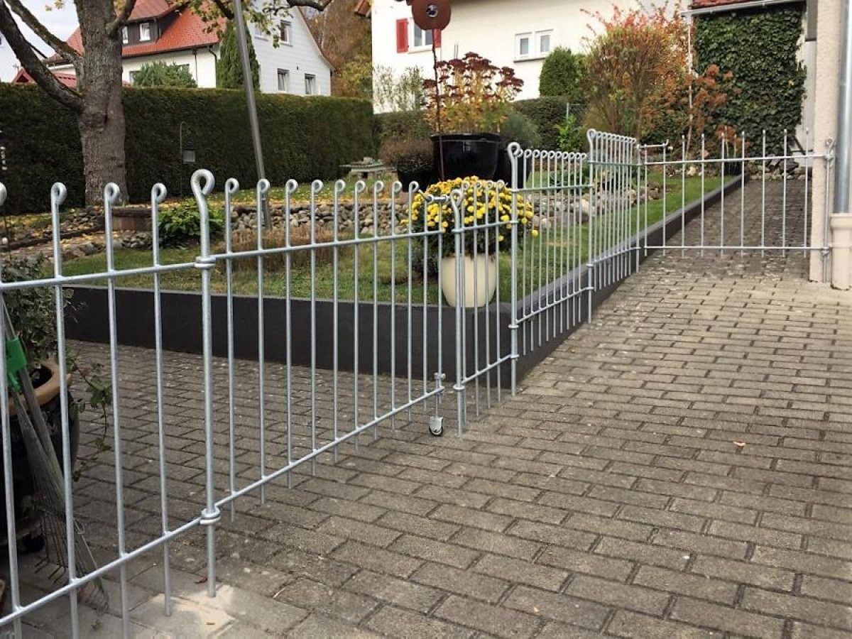 Tür für Hundezaun / Gartenzaun Graz in Eisen roh mit Bodenrolle