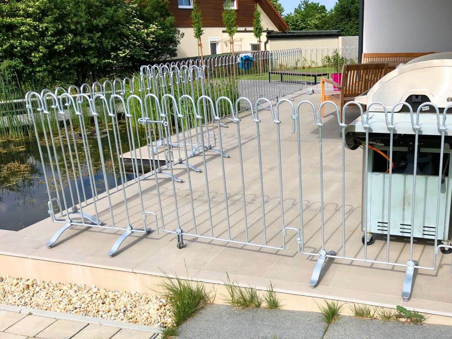 Stellzaun Poolfix zur Absicherung eines Teichs