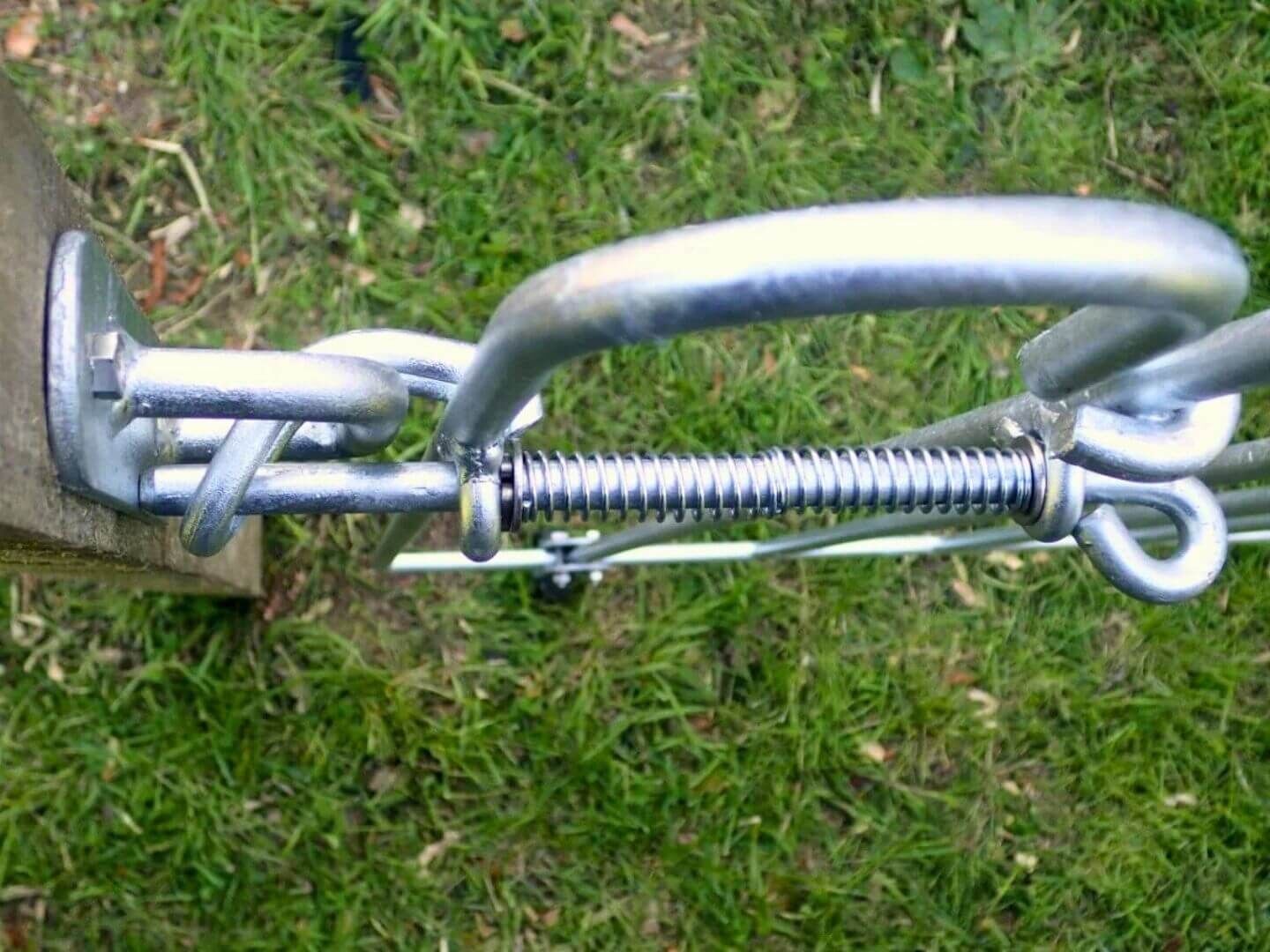 Vogelperspektive des seitlich am Pfosten montierten Riegel-Wandhalter fuer die Tuer Poolfix in Eisen feuerverzinkt Vogelperspektive des seitlich am Pfosten montierten Riegel-Wandhalter fuer die Tuer Poolfix in Eisen feuerverzinkt