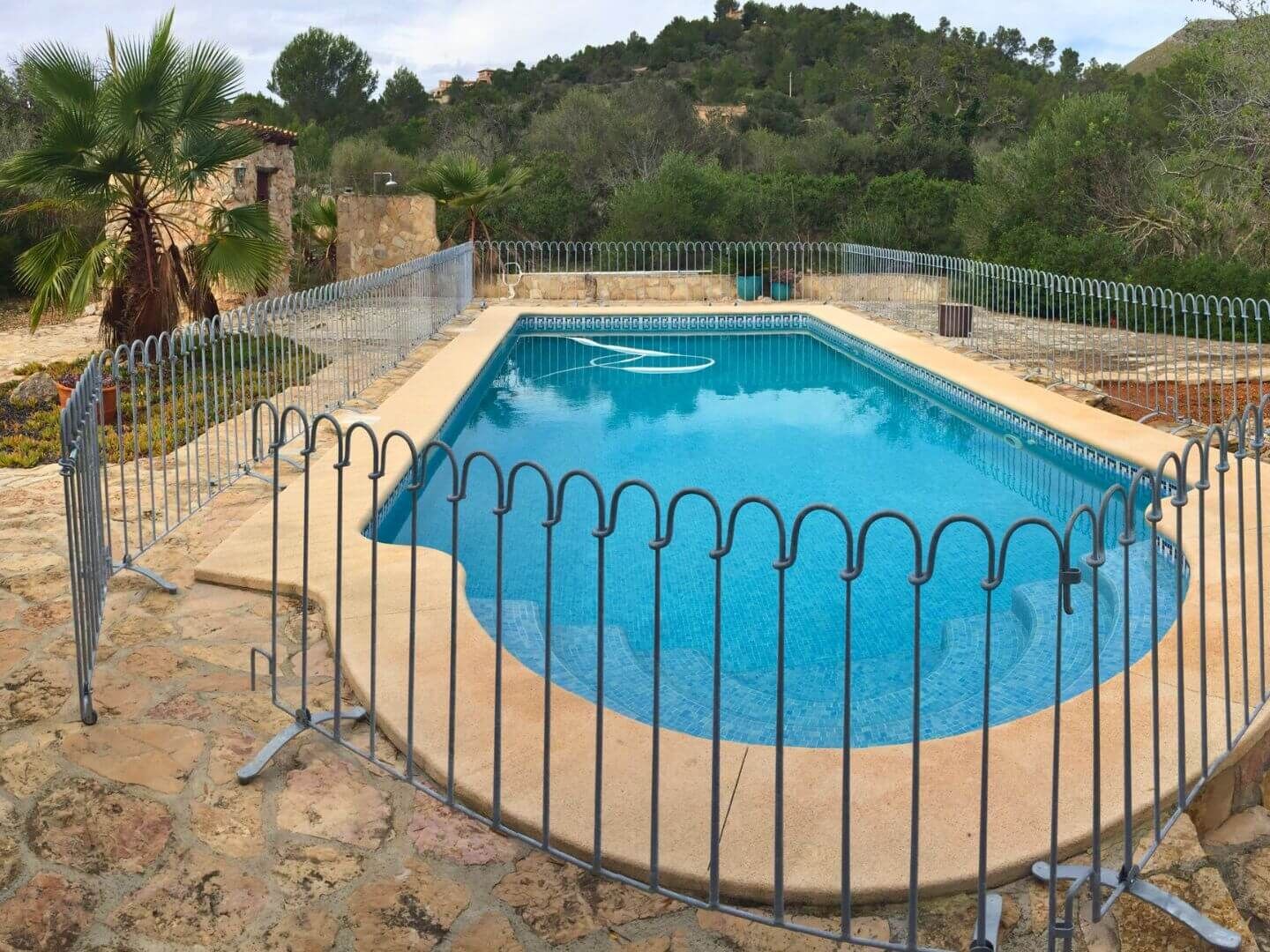 Poolzaun Poolfix mit Standfuessen in Eisen feuerverzinkt