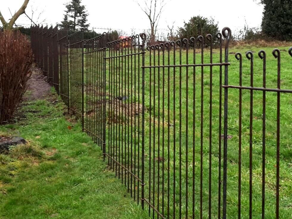 zaun-im-gefaelle-stecken-hunde