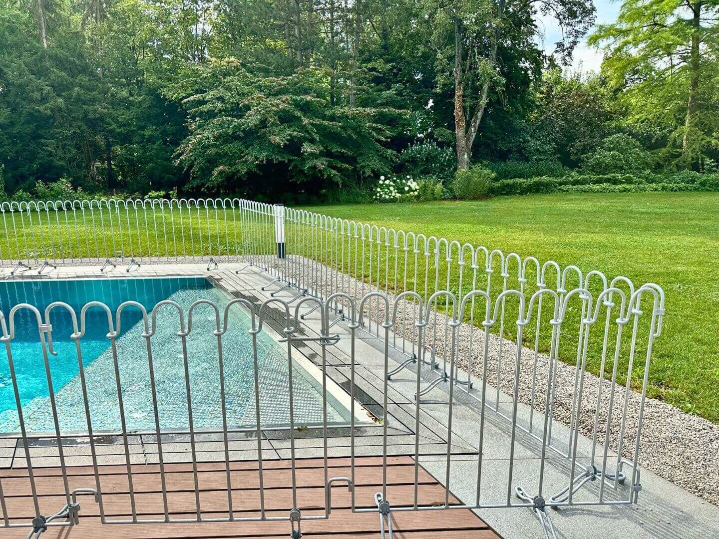 Pooleinzaeunung mit dem Stellzaun Poolfix