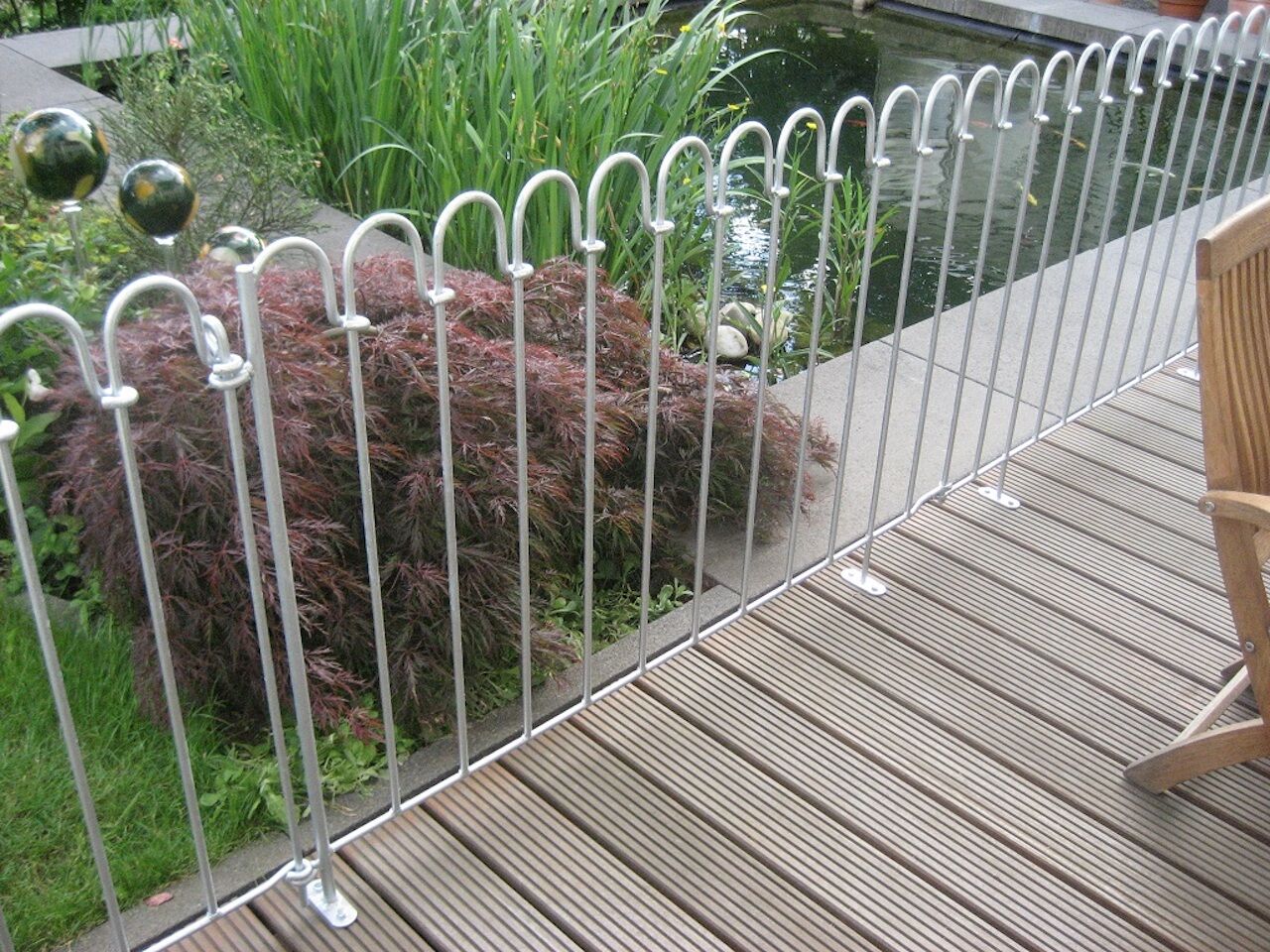 terrassenelement_steg Fischteichabsicherung durch Terrassenelemente und Tür in Eisen feuerverzinkt