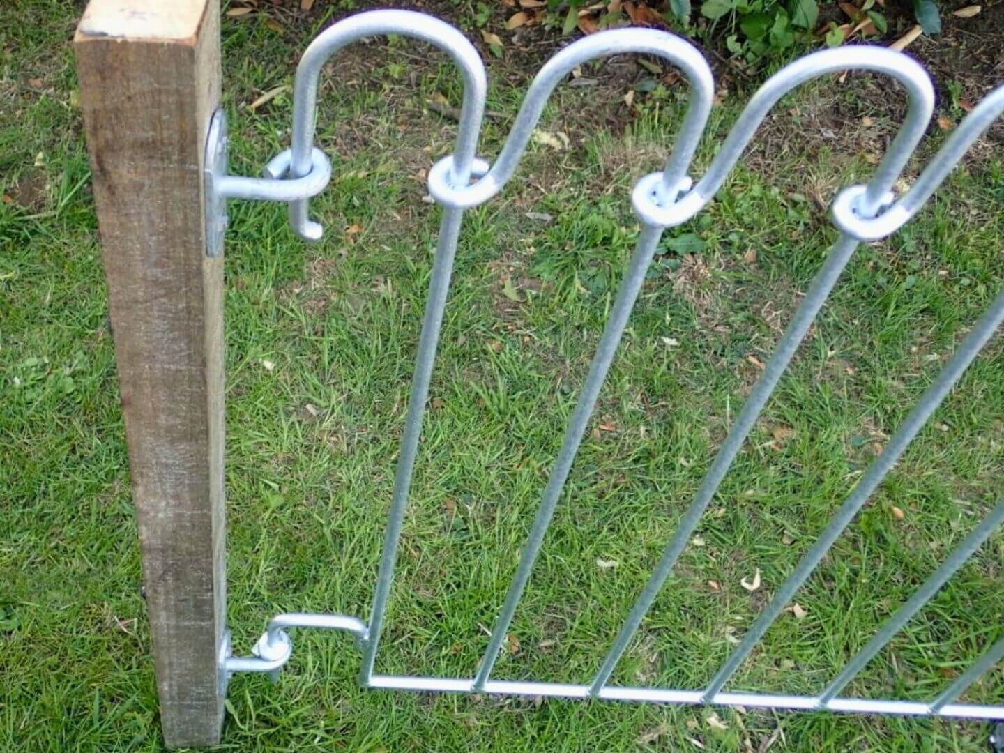 Wandhalter in Eisen feuerverzinkt fuer den Stellzaun Poolfix