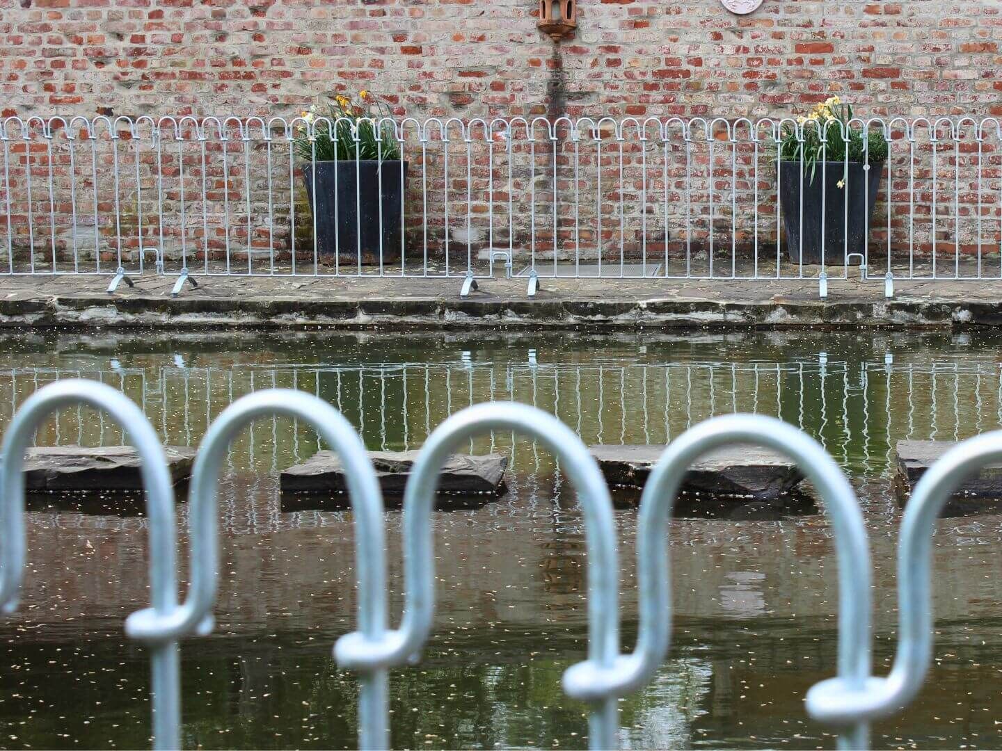 Teichumzaeunung mit dem Stellzaun Poolfix Teichumzaeunung mit dem Stellzaun Poolfix