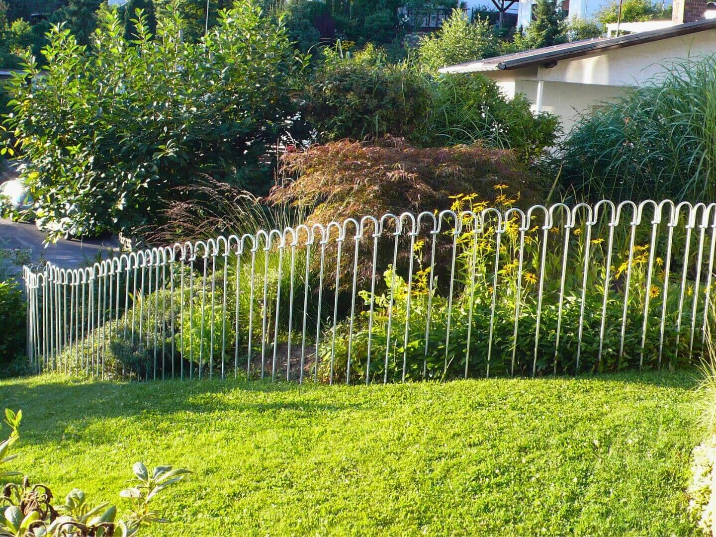 Steckzaun Vienna 120 feuerverzinkt auf Geflaelle bzw. Hanglage montiert Steckzaun Vienna 120 feuerverzinkt auf Geflaelle bzw. Hanglage montiert