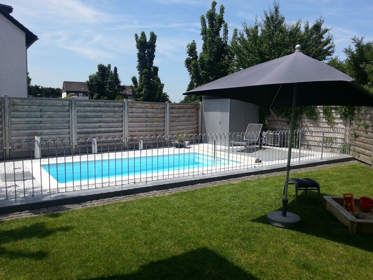 terrassenelement_pool_absicherung Poolabsicherung mittels auf Stein montierten Terrassenelementen